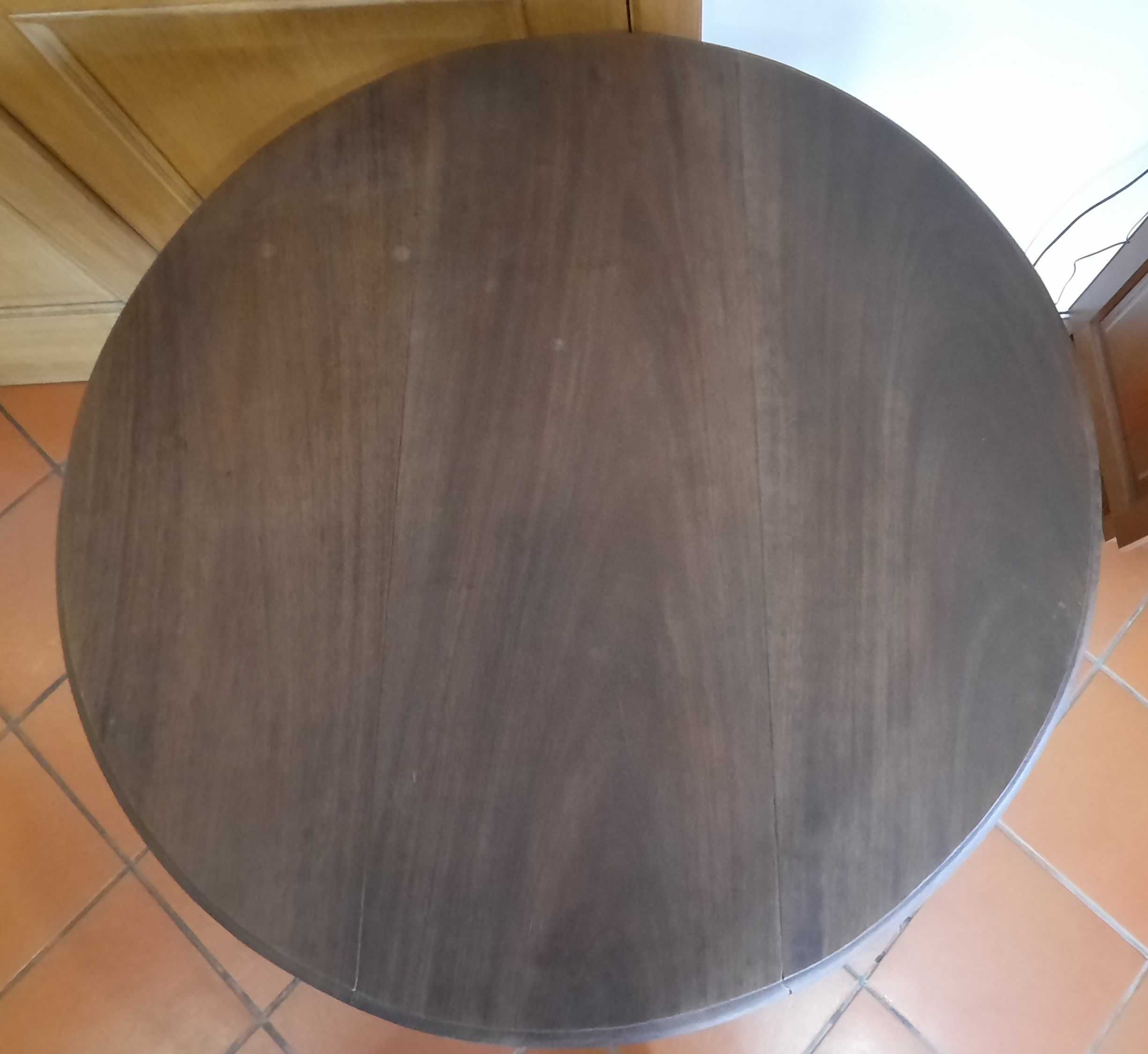Mesa circular de madeira desmontável