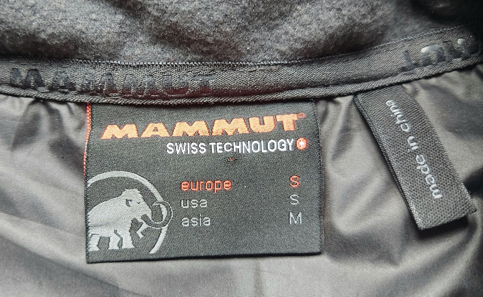 Куртка фірми MAMMUT EXPLORER SP оригінал 

Розір:  S 

на ріст 170см т