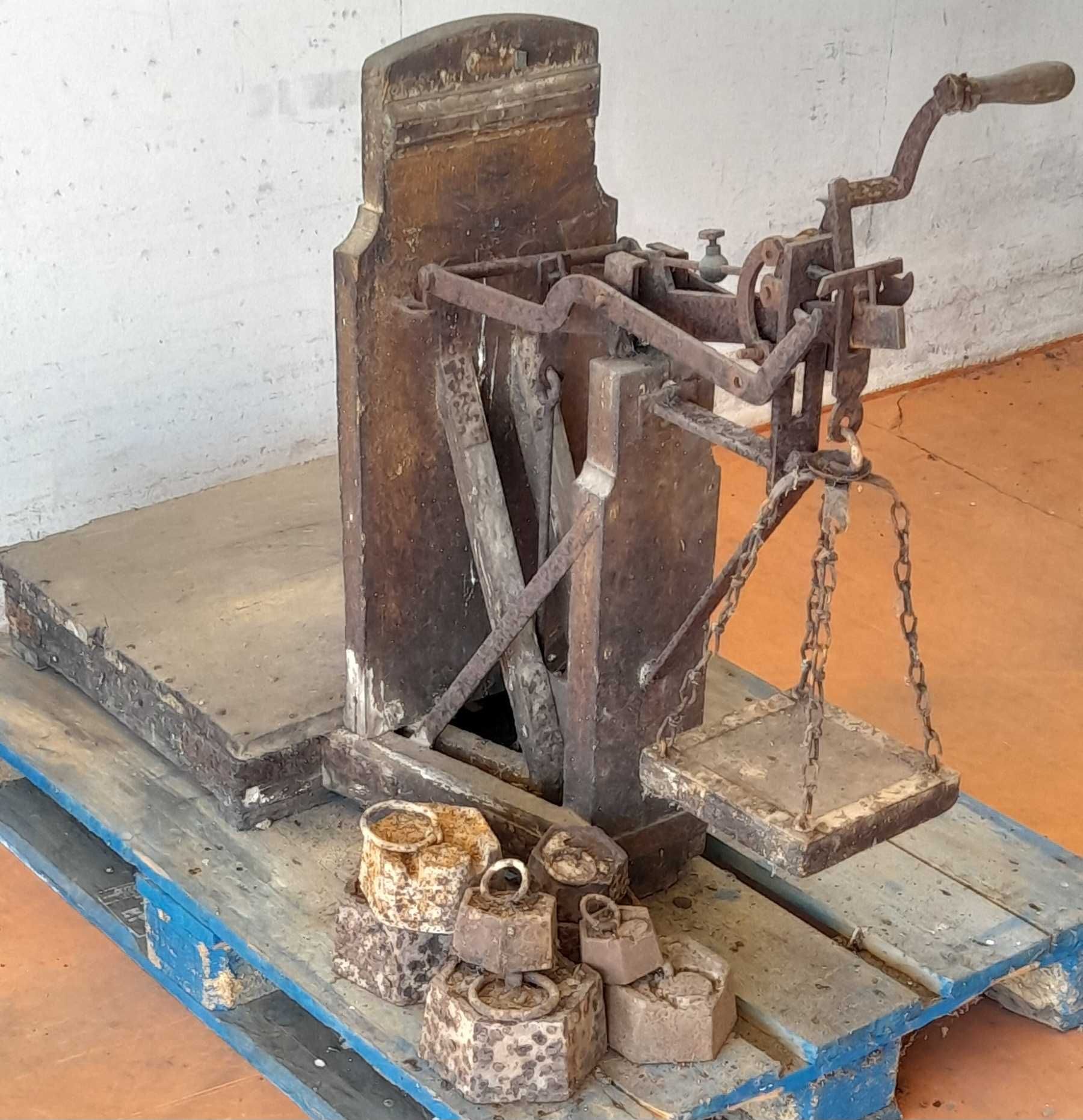 Balança Decimal Muito Antiga em Madeira c/ os Pesos