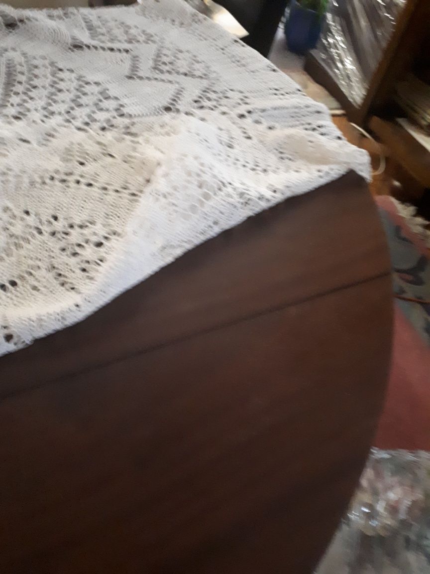 Ciemnobrazowy okrągły stół z krzesłami