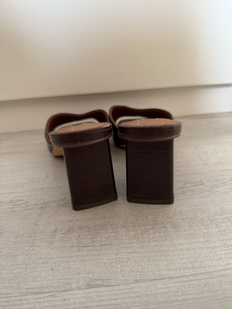Sandálias de salto alto mules castanhas pele tipo crocodilo PRIMARK 39