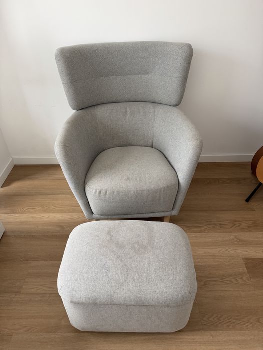 Poltrona IKEA OSKARSHAMN + repousa-pés (Tibbleby bege/cinzento)