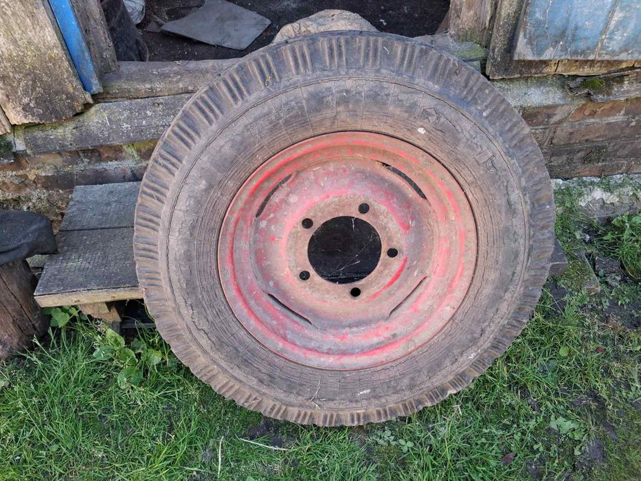 Переднє колесо з трактора Т-16