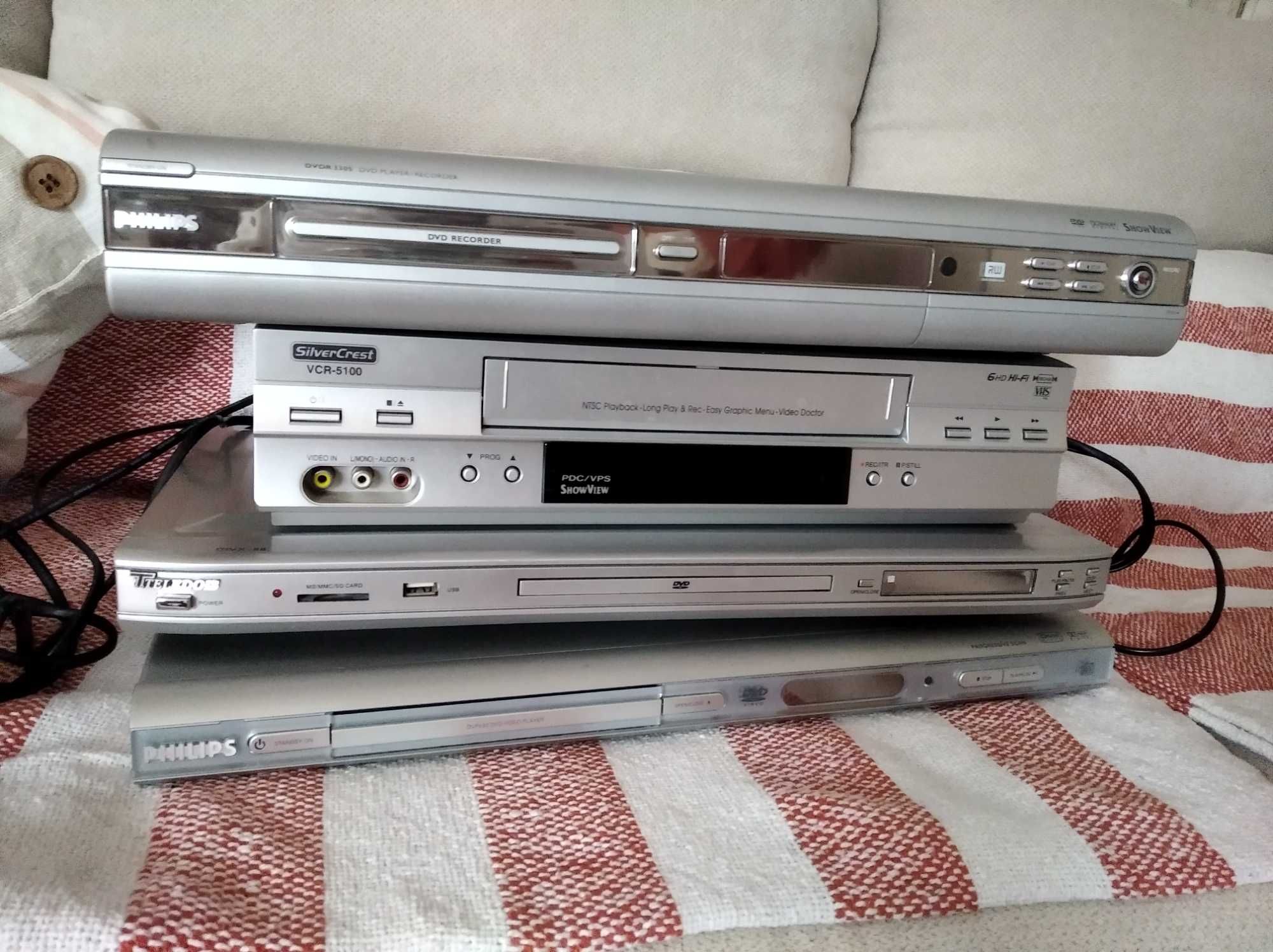 Conjunto de 3 DVD Players e um video Gravador VHS