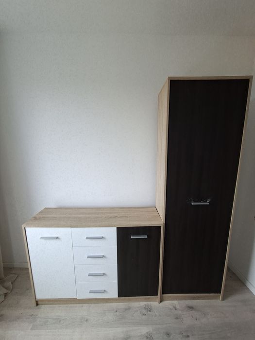 Meble do pokoju młodzieżowego komoda i słupek