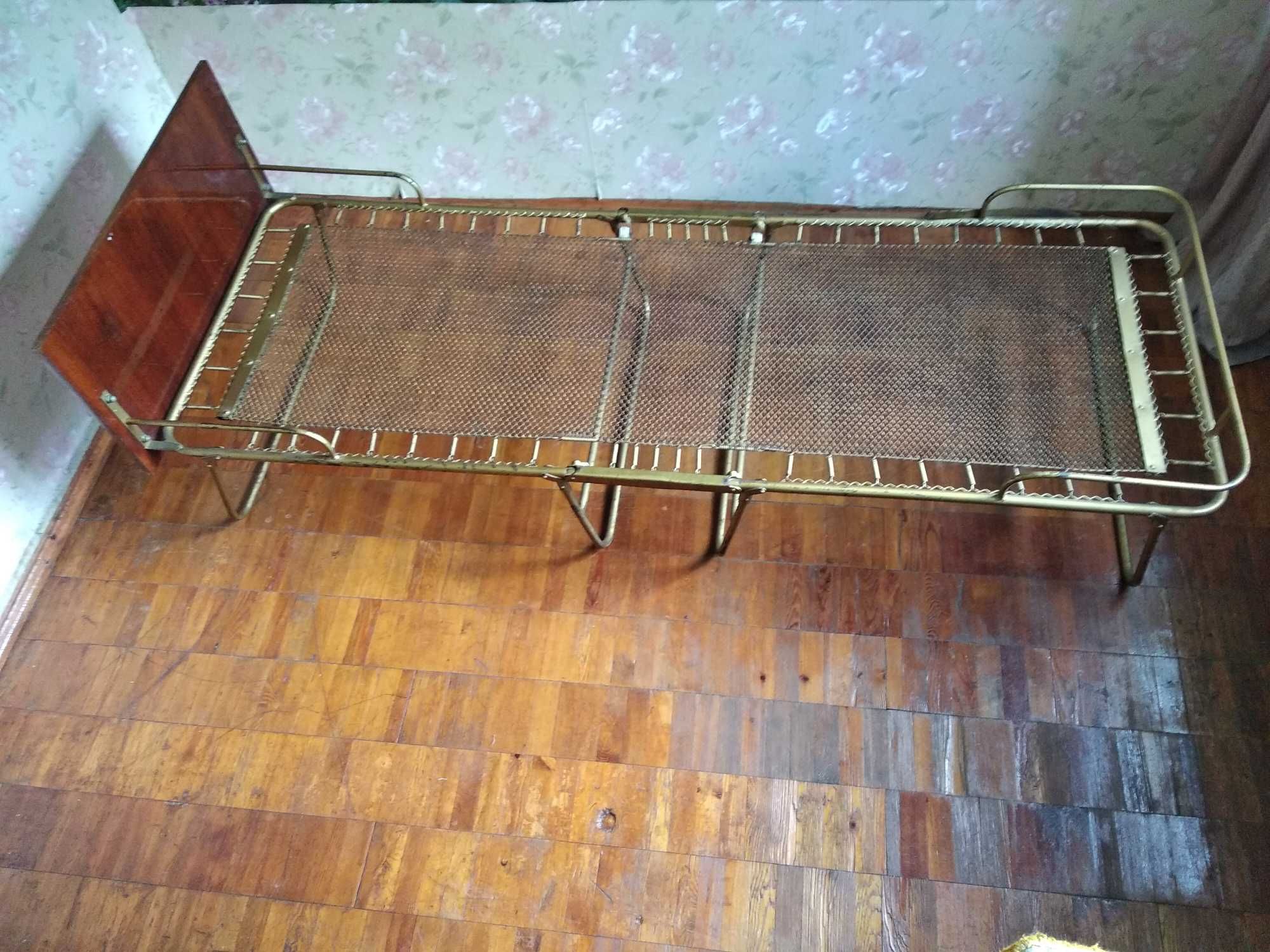 Кровать раскладушка с деревянной спинкой и матрацем, б/у
