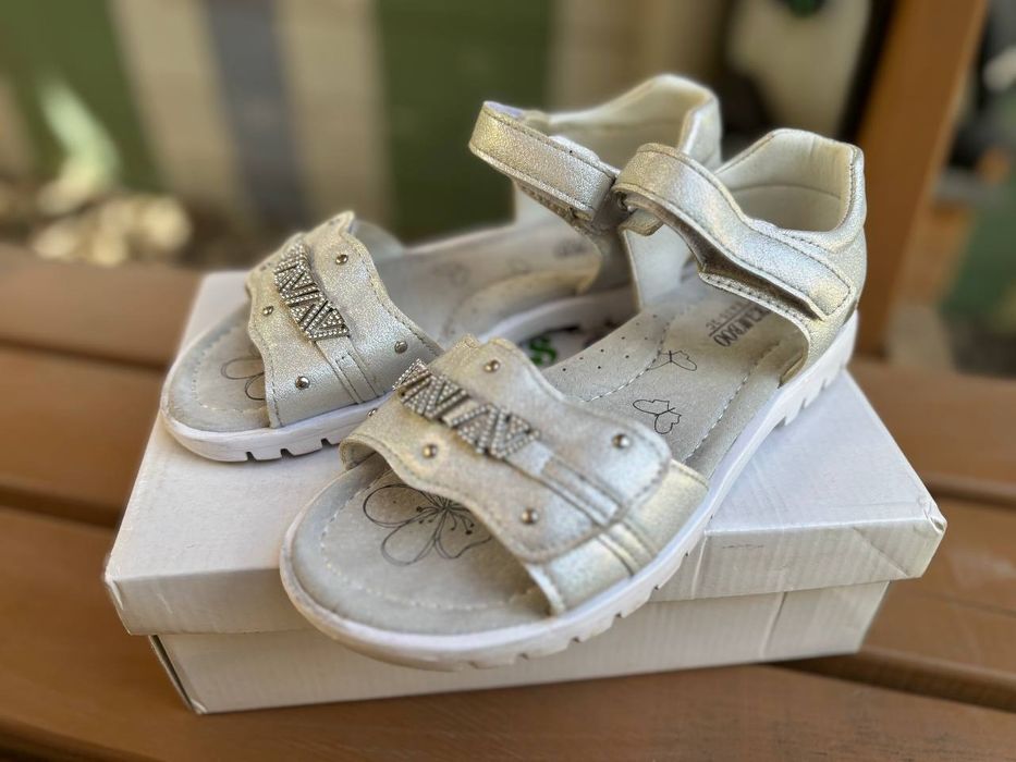 Босоніжки на дівчинку