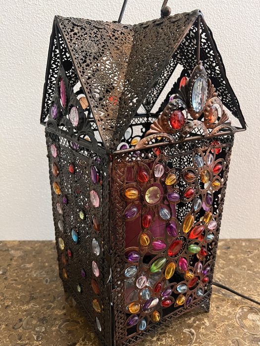 Candeeiro de mesa com pedras