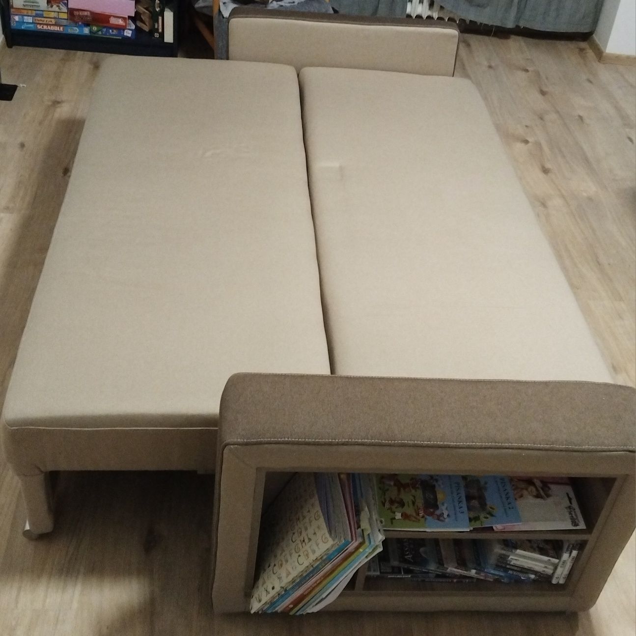 Sofa kanapa z funkcją spania pojemnikiem beż brąz półki