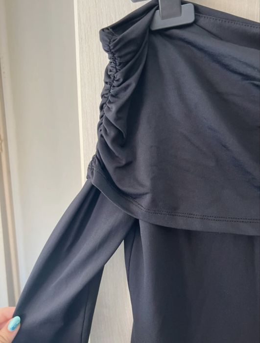 Vestido curto com ombros descobertos da Stradivarius