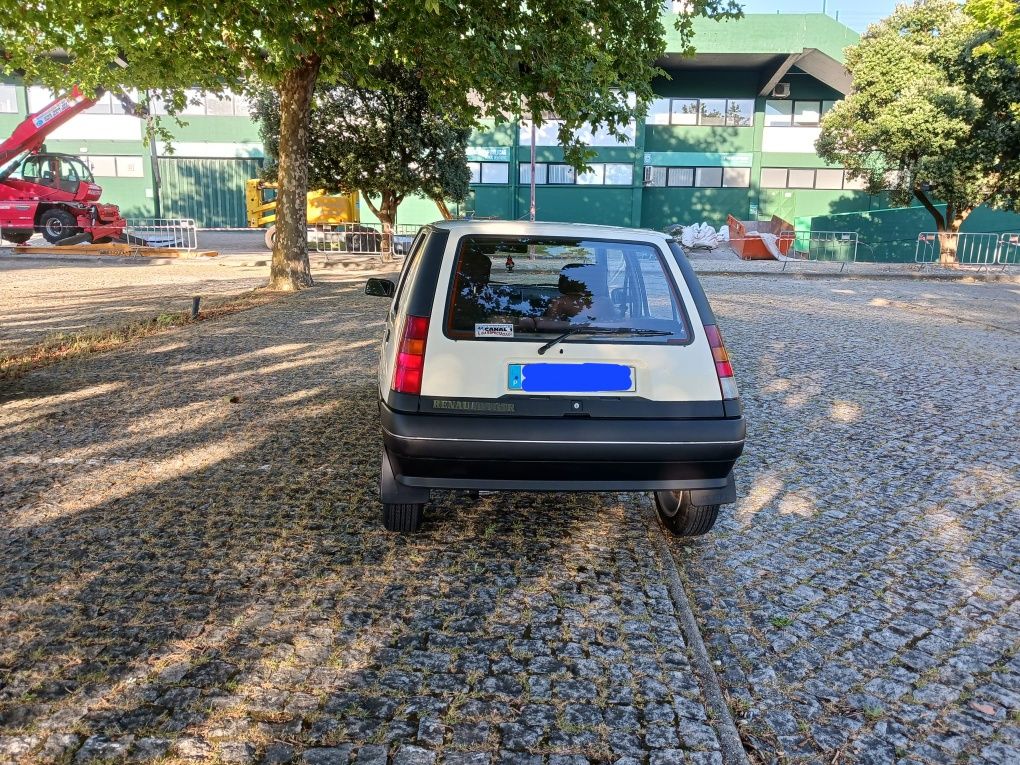 Vendo Renault 5 em bom estado.
