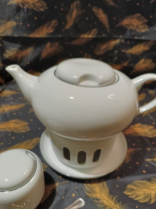 Porcelanowy imbryk z podgrzewaczem oraz cukierniczka