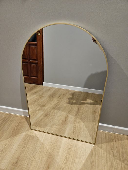 Lustro półowalne w złotej ramie