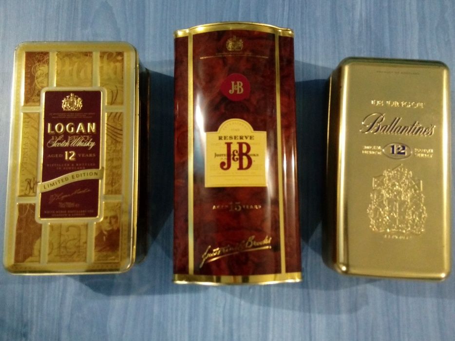 Latas de whisky antigas em bom estado