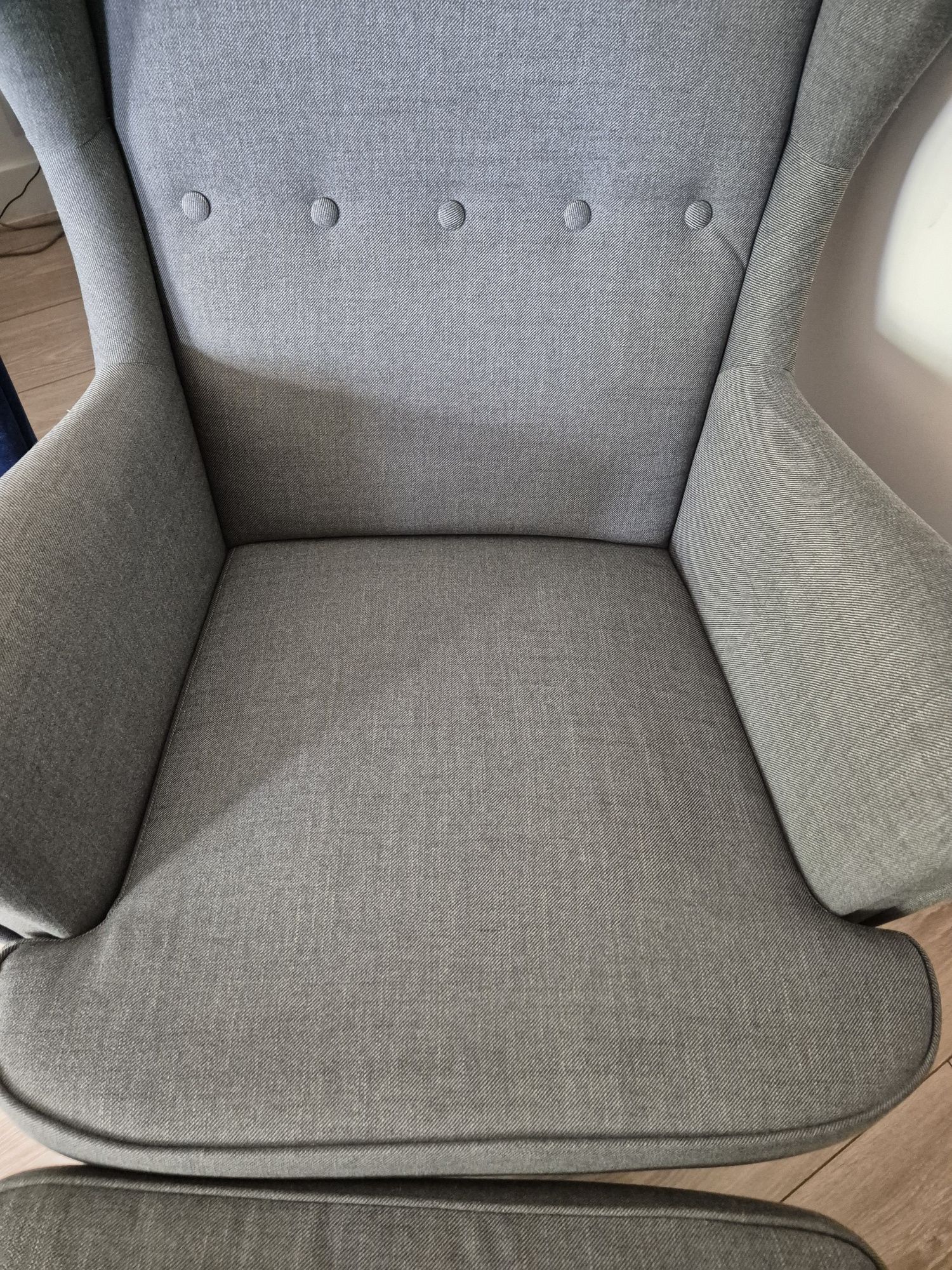 Fotel uszak STRANDMON IKEA szary z podnóżkiem. Stan bdb.