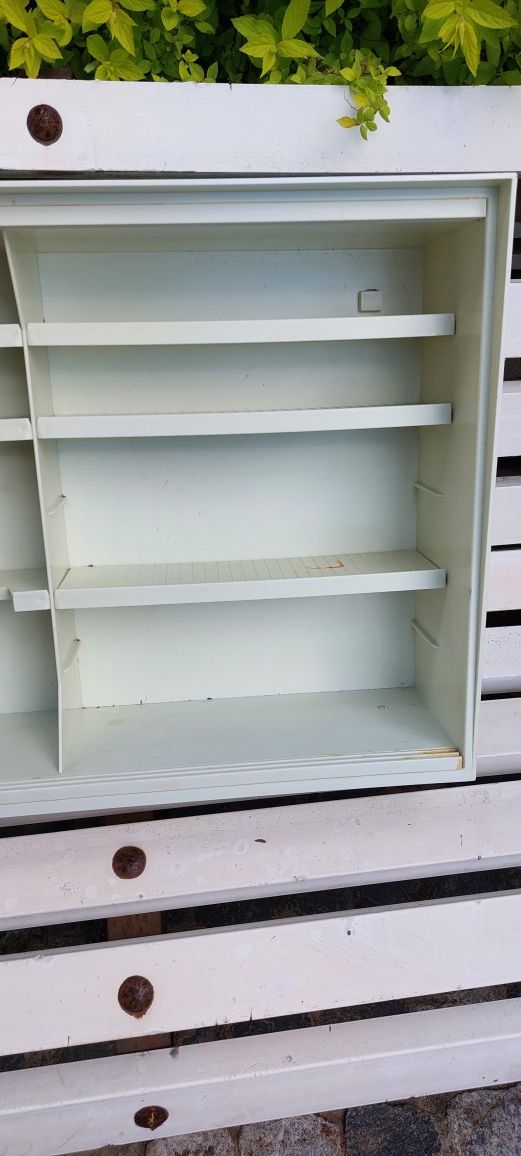 Szafka łazienkowa z PRL