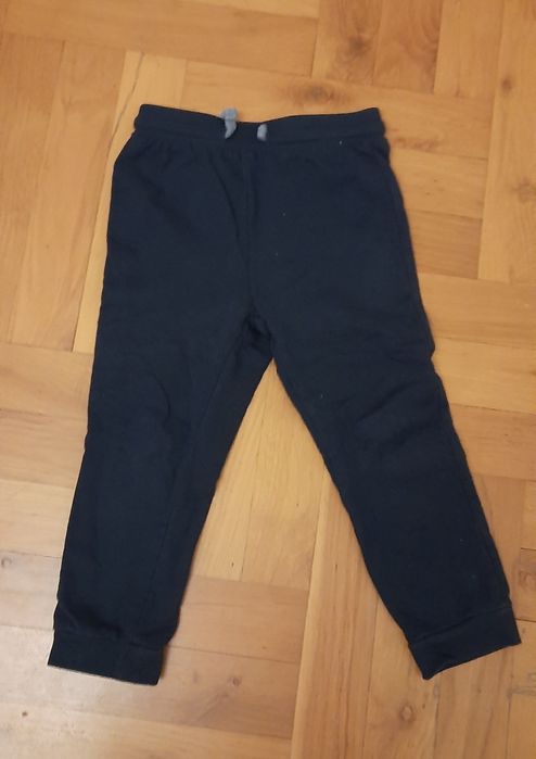 2 pary spodni chłopięcych w r. 98 granatowe dresowe i elegnckie