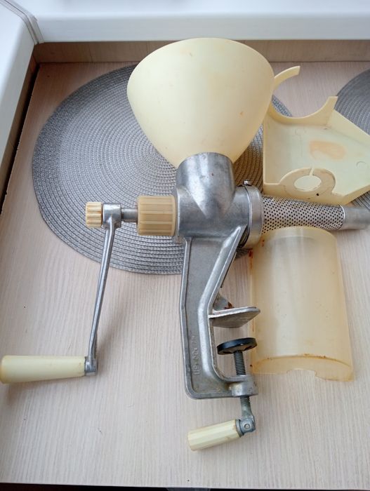 Соковыжималка ручная б/у.