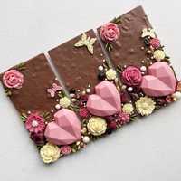 Плитка шоколаду, прикрашена шоколадними квітами