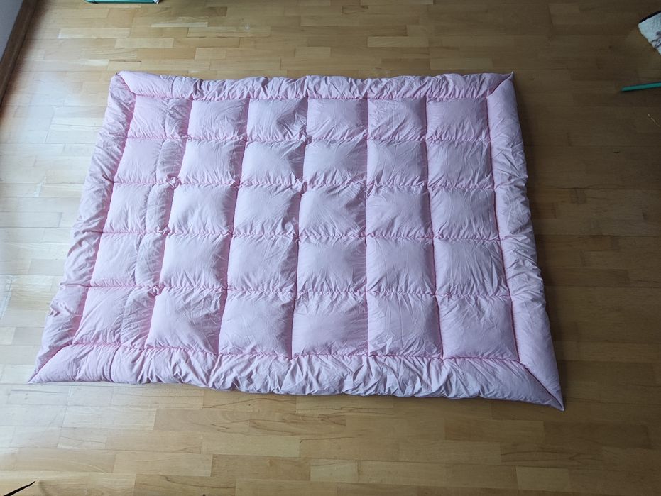 Kołdra puchowa 140×200 – naturalny puch, stan bardzo dobry