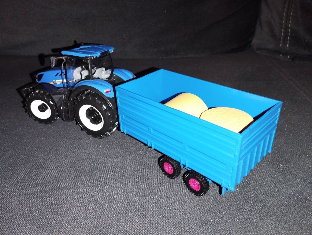 Zabawka Ciągnik ciężarowy New Holland model  T7.315 z przyczepą do s