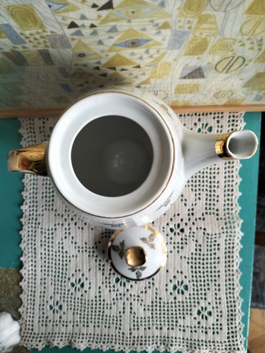 Porcelanowy dzbanek ze złoceniami; Karolina; okres PRL; ok.21cm. wys.