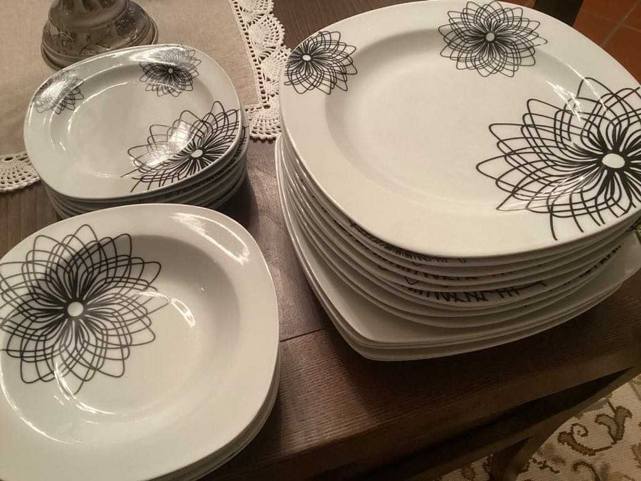 Pratos novos de vários tamanhos