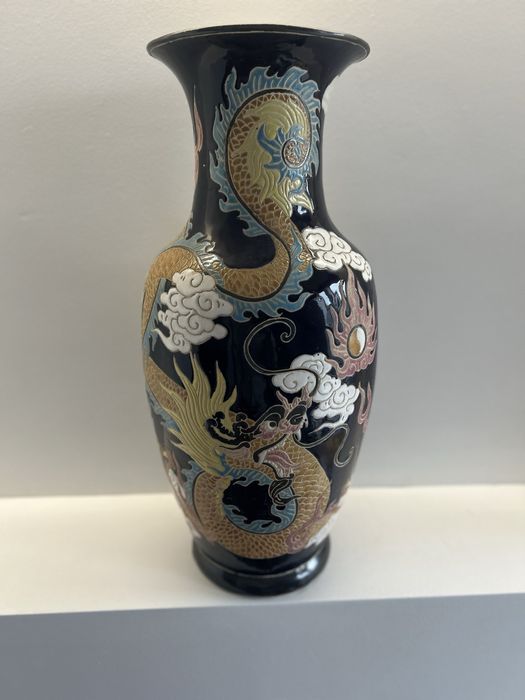 Wazon z motywem smoków