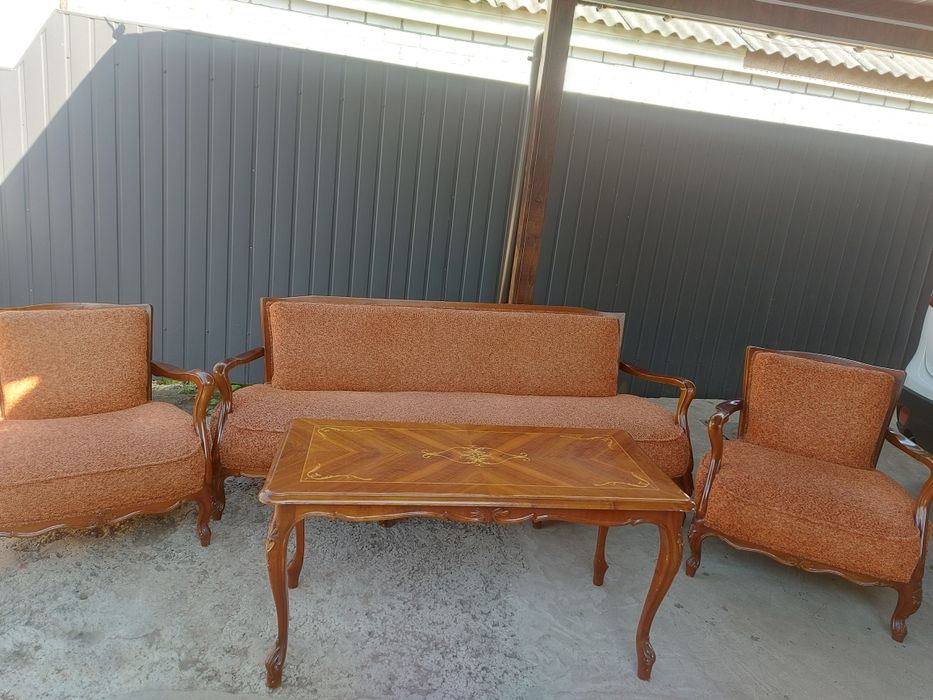 Продам мягкую мебель  с журнальным столом резной  работы.