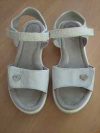 Białe sandały dla dziewczynki