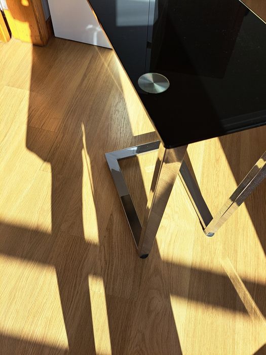 Mesa de vidro preto e pés inox