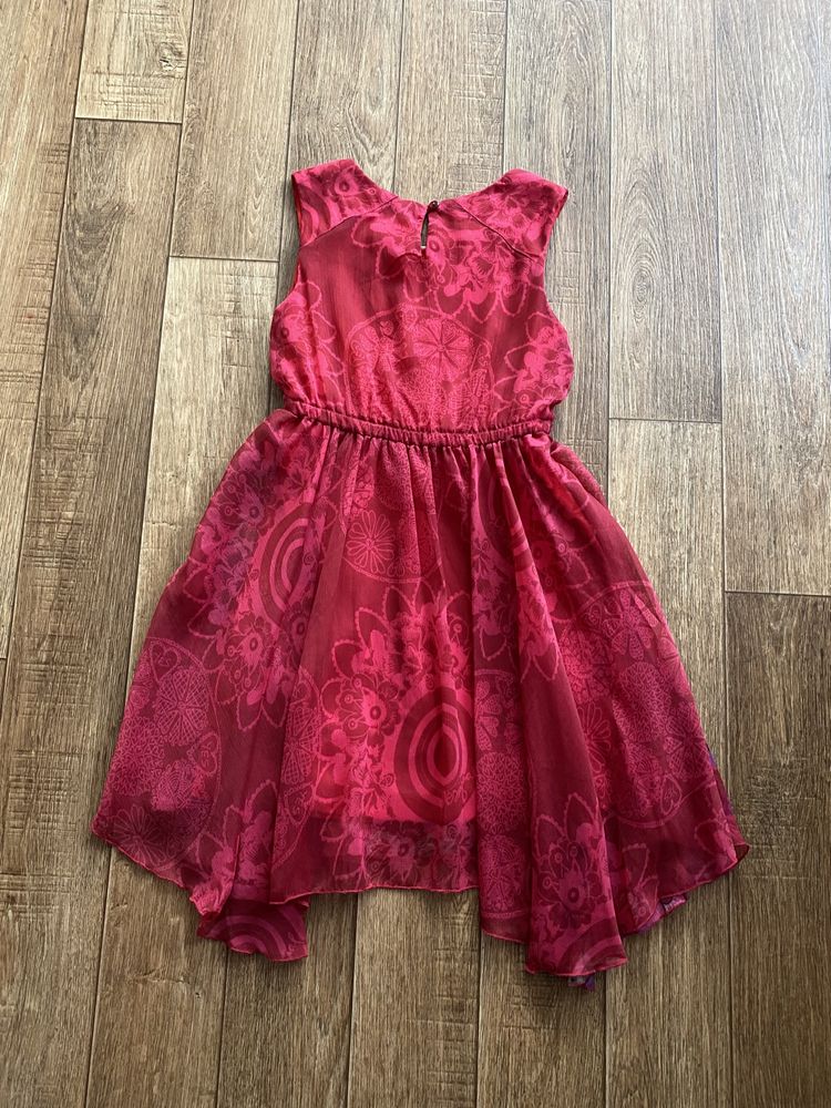 Плаття червоне 5 або 6 років