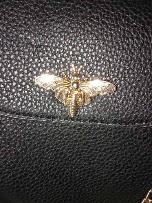 Bolsa feminina pequena com detalhe mariposa dourado