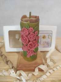 Свічка із натуральної вощини декорована трояндами із воску