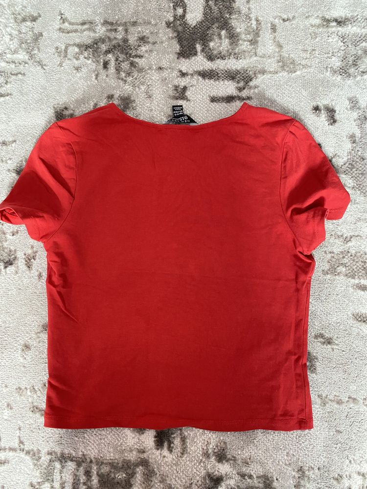 Червона футболка