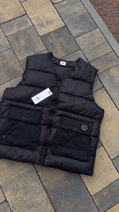 Пуховая жилетка безрукавка мужская черная с линзой C.P Company чорна