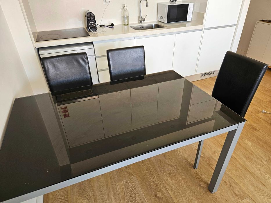 Mesa de sala / cozinha com oferta de 3 cadeiras
