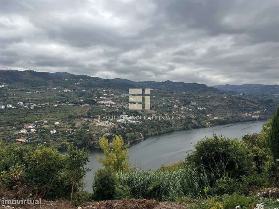Moradia para restaurar com vista Rio Douro