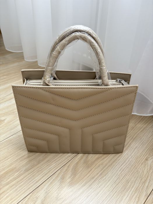 Бежева сумка.