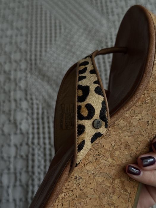 Босоніжки на платформі UGG.