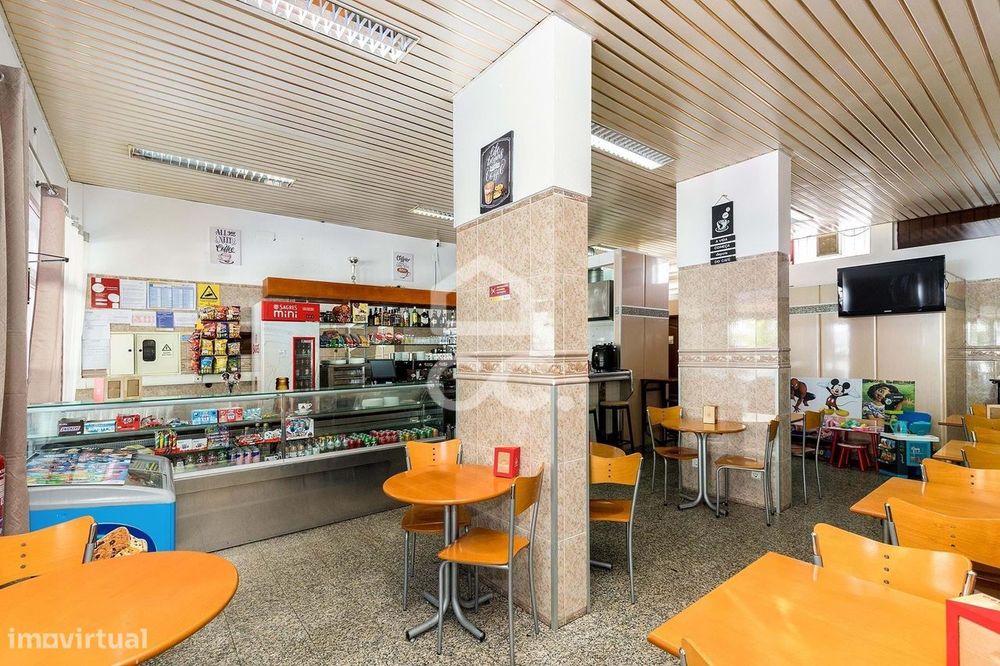 Espaço Comercial de 78 m2 c/ esplanada | Bairro do Granito (Évora)