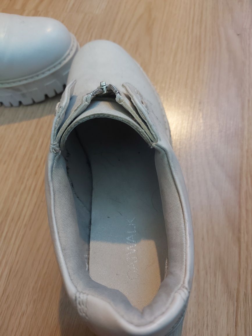 Buty na podwyższonej podeszwie