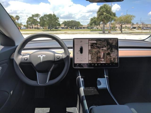 Оренда Tesla M3 AWD (повний привід) 500 км ходу