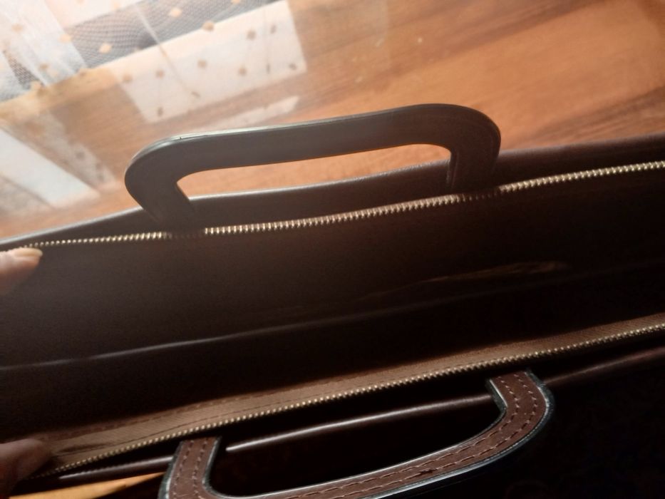 Продается портфель новый .