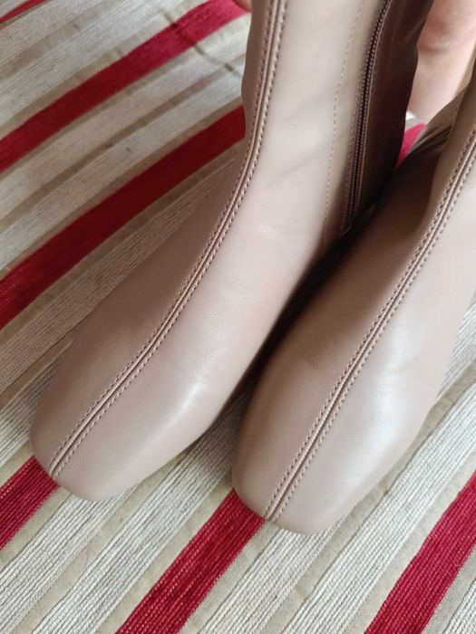 Шикарні бежеві чоботи