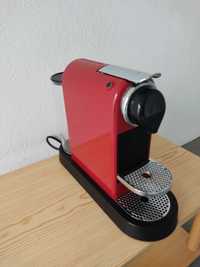 Máquina de café Nespresso vermelha