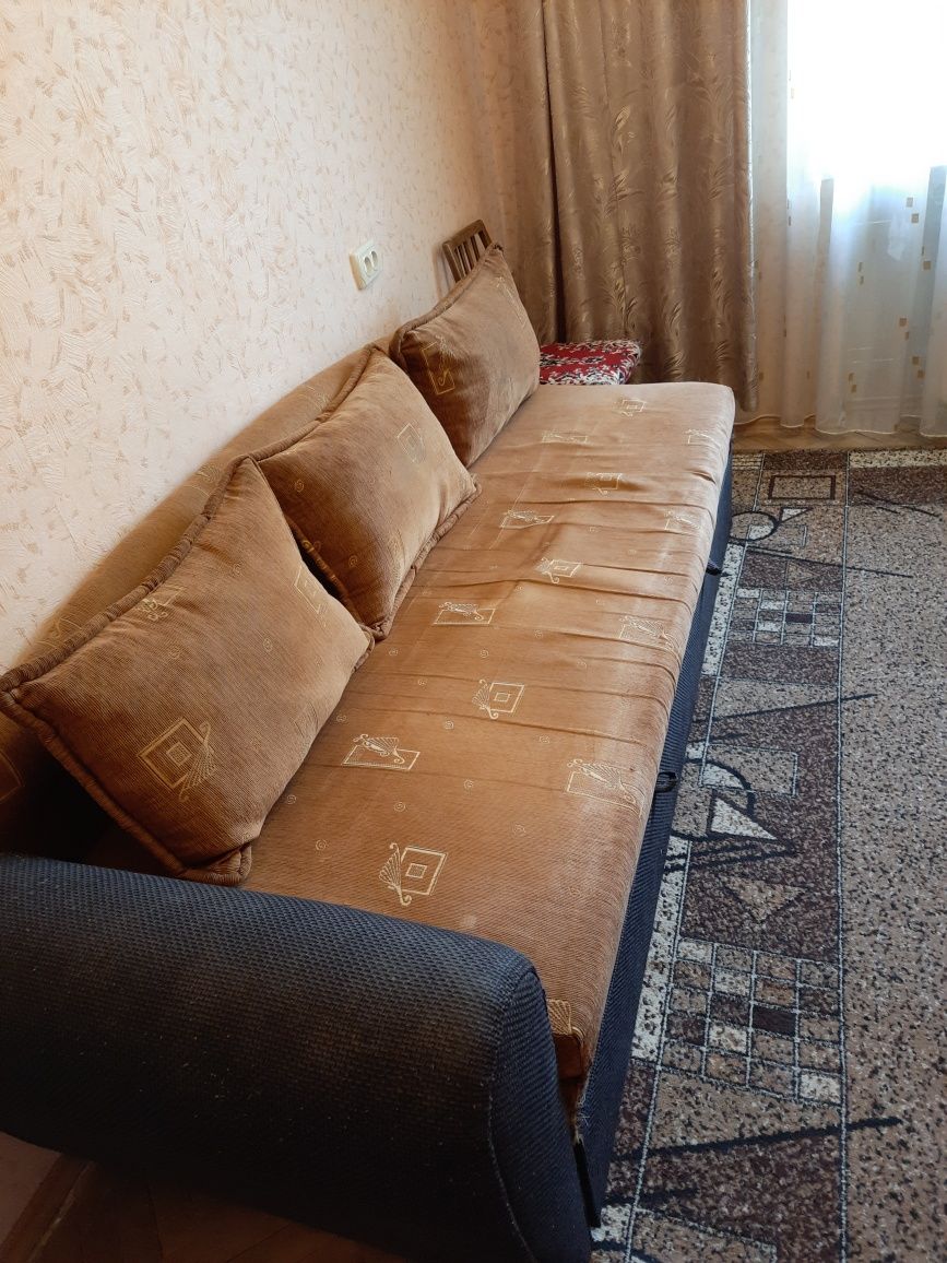 Диван б/у в хорошому стані позкладнийй