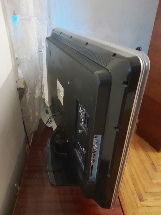 Телевізор PHILIPS, рідкокристалічний. Розмір екрану 82×46 см.