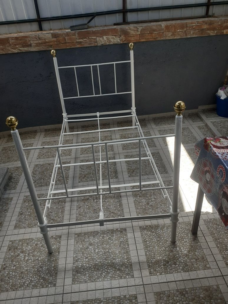 Cama de ferro de criança  antiga