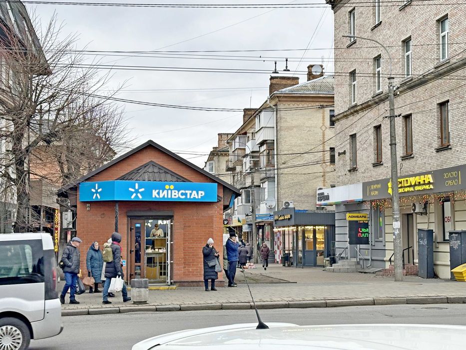 Продаж приміщення в центрі з орендарями.